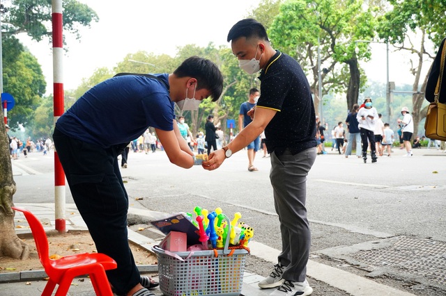 Nam sinh 9x mất đôi tay, ngày làm thiết kế cuối tuần bán hàng rong nuôi mẹ mắc 8 căn bệnh - Ảnh 15.