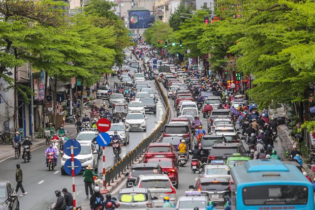 Đường phố Hà Nội ùn tắc nhiều giờ sau cơn mưa lớn - Ảnh 16.