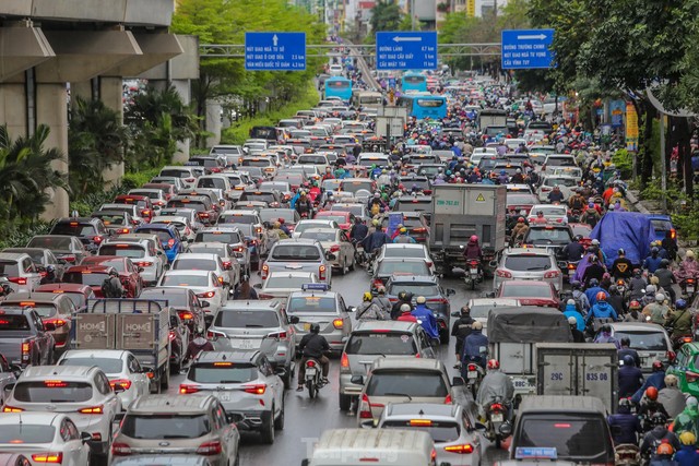 Đường phố Hà Nội ùn tắc nhiều giờ sau cơn mưa lớn - Ảnh 3.