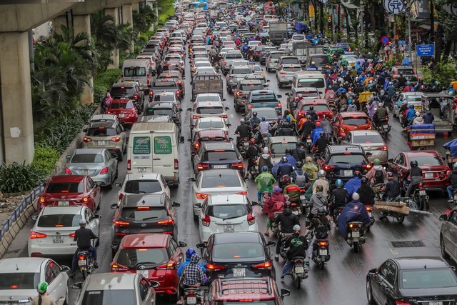 Đường phố Hà Nội ùn tắc nhiều giờ sau cơn mưa lớn - Ảnh 4.
