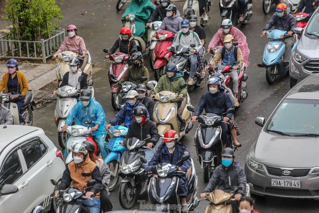 Đường phố Hà Nội ùn tắc nhiều giờ sau cơn mưa lớn - Ảnh 6.