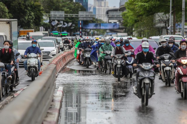 Đường phố Hà Nội ùn tắc nhiều giờ sau cơn mưa lớn - Ảnh 7.