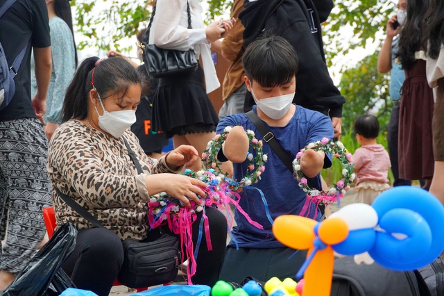 Nam sinh 9x mất đôi tay, ngày làm thiết kế cuối tuần bán hàng rong nuôi mẹ mắc 8 căn bệnh - Ảnh 9.