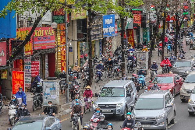 Đường phố Hà Nội ùn tắc nhiều giờ sau cơn mưa lớn - Ảnh 10.