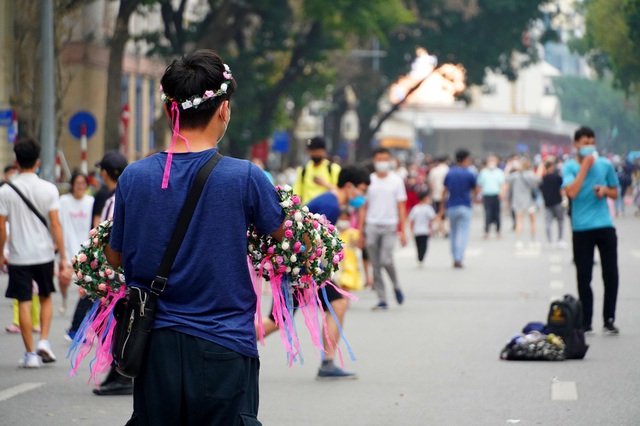 Nam sinh 9x mất đôi tay, ngày làm thiết kế cuối tuần bán hàng rong nuôi mẹ mắc 8 căn bệnh - Ảnh 11.