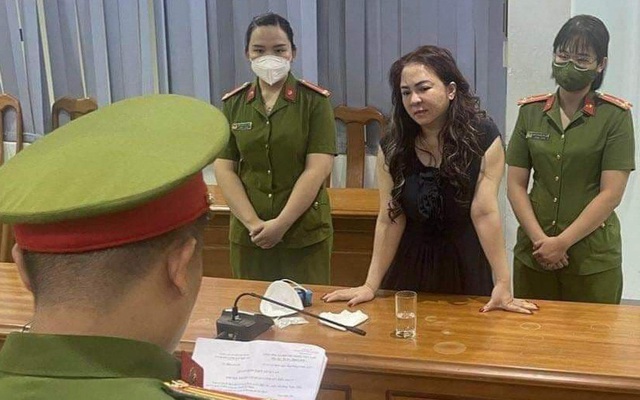 Bà Phương Hằng nghe cơ quan công an đọc lệnh khởi tố, bắt tạm giam. Ảnh: Bộ Công an