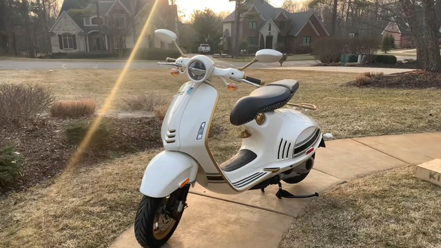 Vespa 946 Christian Dior ở Mỹ rẻ hơn Việt Nam rất nhiều - Ảnh 1.