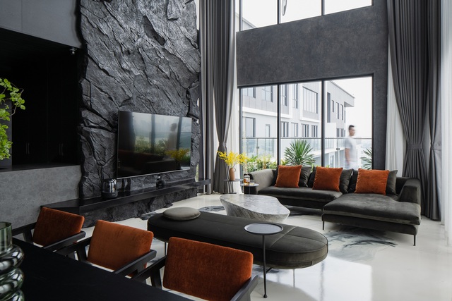 Những căn penthouse đốt tiền: Chủ nhà chịu chơi mang vách đá đen vào giữa phòng khách, cặp vợ chồng Hà Nội có hẳn hồ sen trên tầng 30, đặc biệt nhất căn hộ 200 tỷ đồng như bảo tàng - Ảnh 1.