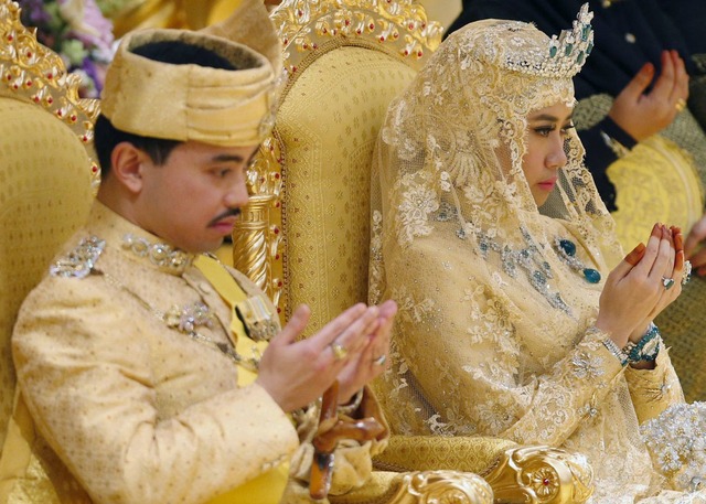 Đám cưới phủ vàng trong cung điện 1788 phòng của Hoàng tử Brunei và cuộc sống cực bất ngờ của nữ thường dân sau 7 năm bước chân vào cửa Hoàng tộc! - Ảnh 3.