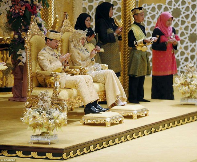 Đám cưới phủ vàng trong cung điện 1788 phòng của Hoàng tử Brunei và cuộc sống cực bất ngờ của nữ thường dân sau 7 năm bước chân vào cửa Hoàng tộc! - Ảnh 7.