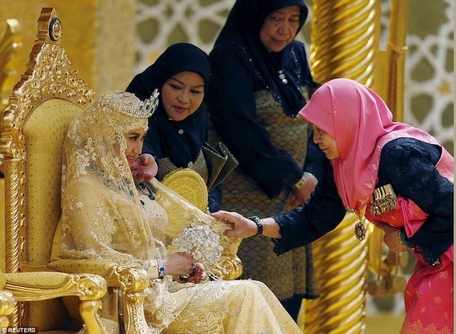 Đám cưới phủ vàng trong cung điện 1788 phòng của Hoàng tử Brunei và cuộc sống cực bất ngờ của nữ thường dân sau 7 năm bước chân vào cửa Hoàng tộc! - Ảnh 8.