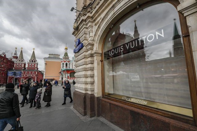 Bất chấp nhiều doanh nghiệp đang rời bỏ Nga, các công ty lớn của Pháp vẫn không dứt áo ra đi - Ảnh 1.