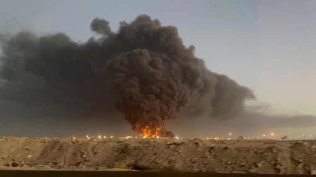Chùm ảnh: Kho dầu của Ả rập Xê út hóa thành biển lửa sau khi bị Houthis tấn công, nỗi ám ảnh trở lại - Ảnh 6.
