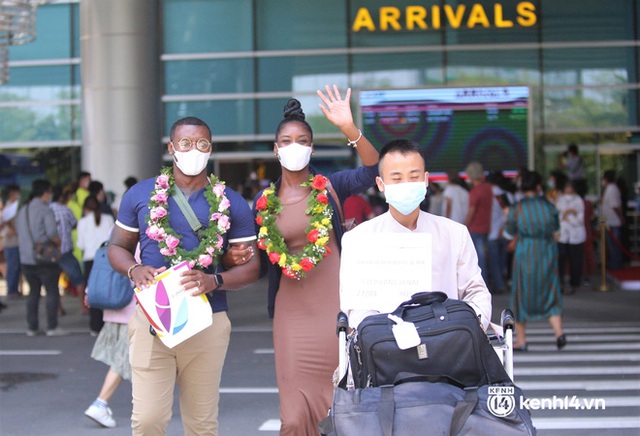  Đà Nẵng đón những vị khách quốc tế đầu tiên sau 2 năm đóng băng vì dịch SARS-CoV-2 - Ảnh 6.