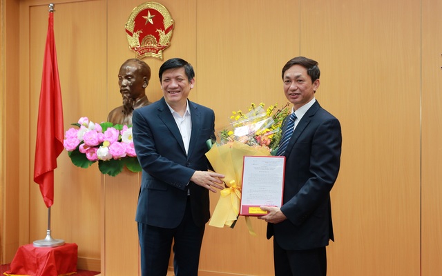 Bộ trưởng Bộ Y tế Nguyễn Thanh Long trao quyết định và chúc mừng PGS.TS Nguyễn Hoàng Long. Ảnh: Bộ Y tế