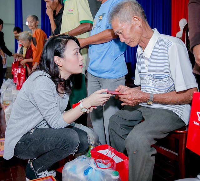 “Họa mi tóc nâu” tuổi 41 vẫn là sao hạng A đỉnh của đỉnh”, khán giả chật kín đêm nhạc, “đại gia ngầm Vbiz” sở hữu gia tài khủng khiến bao người trầm trồ - Ảnh 13.