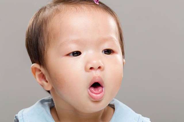 Trẻ F0 bị ho nhiều, ho có đờm, đau họng có nên dùng kháng sinh không? - Ảnh 1.