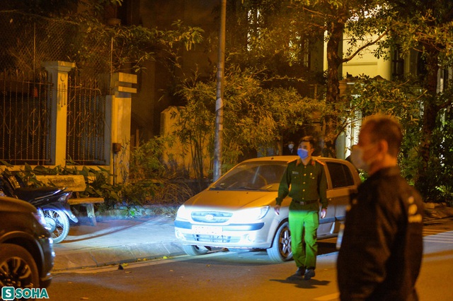 Hàng chục cảnh sát đồng loạt có mặt tại nhà và công ty ông Trịnh Văn Quyết - Ảnh 1.
