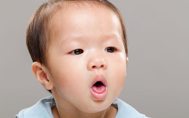 Trẻ F0 bị ho nhiều, ho có đờm, đau họng có nên dùng kháng sinh không?