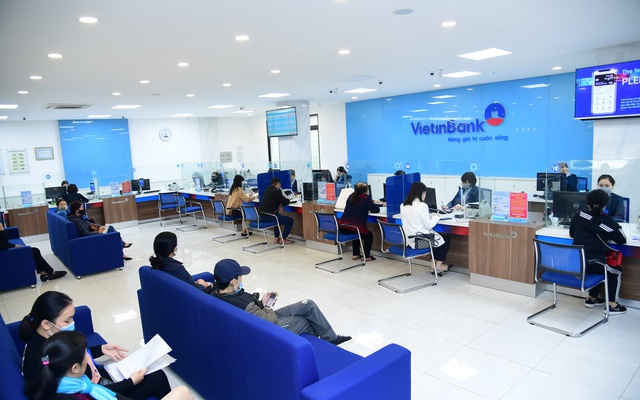 Khách hàng giao dịch tại VietinBank (ảnh minh họa)