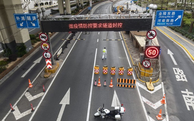 Rào chắn chặn đường hầm dẫn đến khu Phố Đông ở Thượng Hải vào ngày 28/3