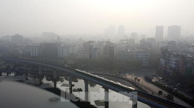  Hà Nội: Cả thành phố bị ‘nuốt chửng’ bởi sương mù  - Ảnh 11.