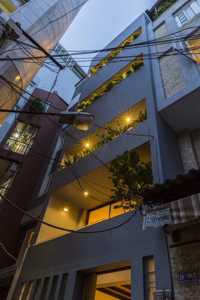 Nhà cũ 3 tầng 35m2 trong hẻm nhỏ Sài Gòn lột xác đầy bất ngờ với giao diện mặt tiền bắt mắt, ai đi ngang cũng phải ngoái nhìn - Ảnh 3.
