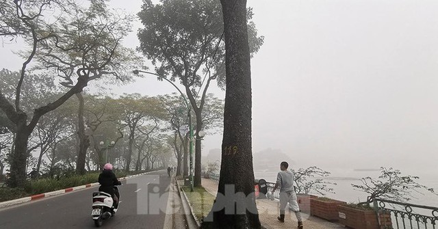  Hà Nội: Cả thành phố bị ‘nuốt chửng’ bởi sương mù  - Ảnh 3.