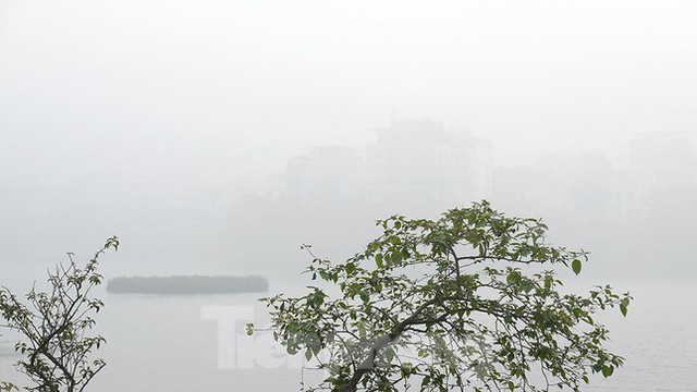  Hà Nội: Cả thành phố bị ‘nuốt chửng’ bởi sương mù  - Ảnh 4.