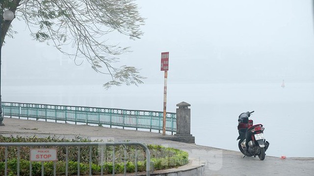  Hà Nội: Cả thành phố bị ‘nuốt chửng’ bởi sương mù  - Ảnh 7.