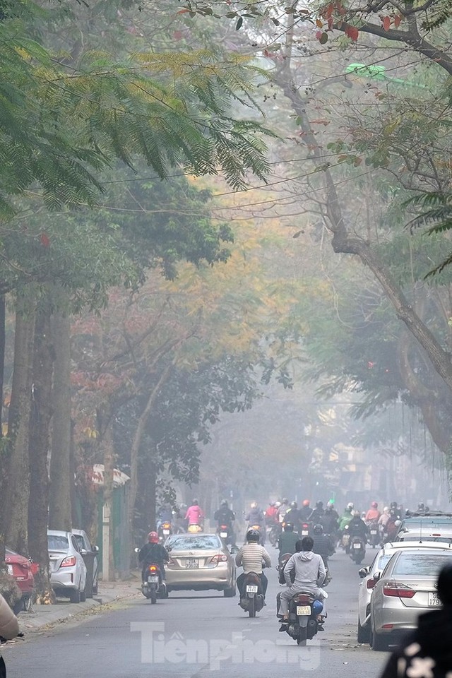  Hà Nội: Cả thành phố bị ‘nuốt chửng’ bởi sương mù  - Ảnh 10.