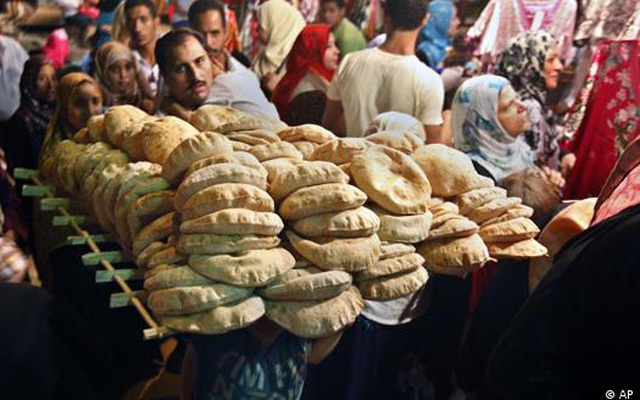Khủng hoảng lương thực tại Trung Đông: Dân đổ xô xuống đường biểu tình vì ổ bánh mì, cả tuần tằn tiện chỉ dám ăn no 2 bữa