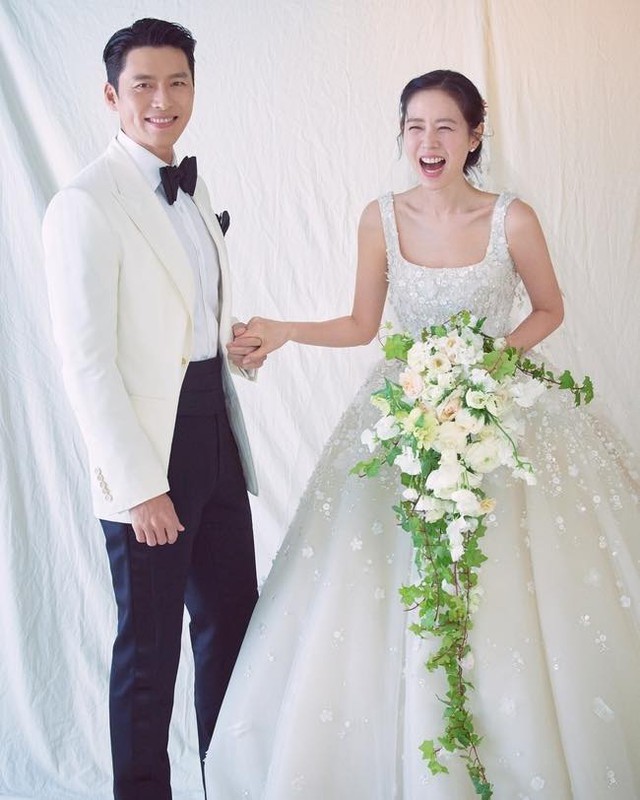 Váy cưới chính thức của Son Ye Jin: Hai dây, lưng trần táo bạo nhưng siêu tinh tế từ thương hiệu xa xỉ bậc nhất - Ảnh 1.