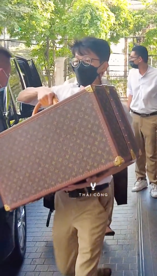 Thái Công lại phát ngôn căng đét: Khi không phải tự xách vali đi du lịch nữa thì mới xài vali Louis Vuitton được - Ảnh 3.