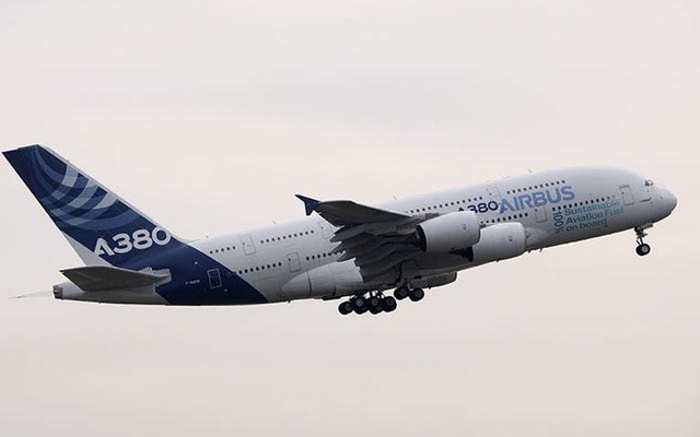 Đúng lúc giá xăng tăng vọt, Airbus cho siêu phi cơ A380 bay bằng dầu ăn thải loại