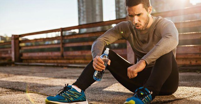 Nhiều người mắc 4 sai lầm khi tập thể dục khiến cơ thể CHỊU HỌA: Lợi ích không thấy mà còn đẩy nhanh lão hoá, tổn thương xương khớp - Ảnh 3.