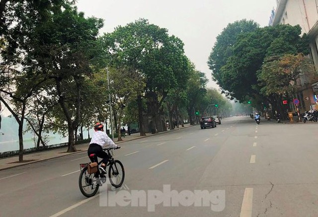  Không phải nghỉ lễ hay cuối tuần nhưng đường phố Hà Nội vắng vẻ lạ thường  - Ảnh 11.