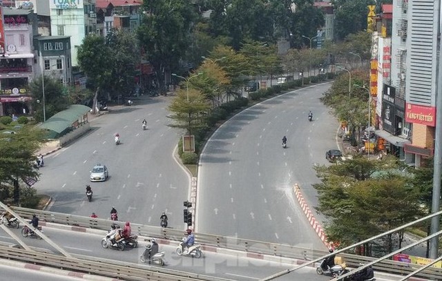  Không phải nghỉ lễ hay cuối tuần nhưng đường phố Hà Nội vắng vẻ lạ thường  - Ảnh 7.