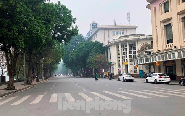  Không phải nghỉ lễ hay cuối tuần nhưng đường phố Hà Nội vắng vẻ lạ thường  - Ảnh 10.