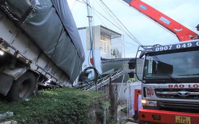 Hiện trường vụ xe tải tông sập nhà dân làm 5 người bị thương. Ảnh: Báo Lâm Đồng