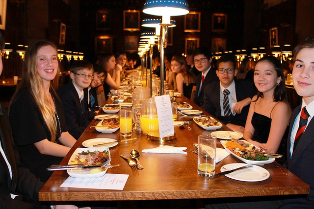 Cậu sinh viên người Việt tại trường Đại học Oxford tiết lộ bữa tối “chanh sả” được xem là lớp học và “phép thử” về lối sống cùng sự lịch thiệp của giới thượng lưu - Ảnh 1.