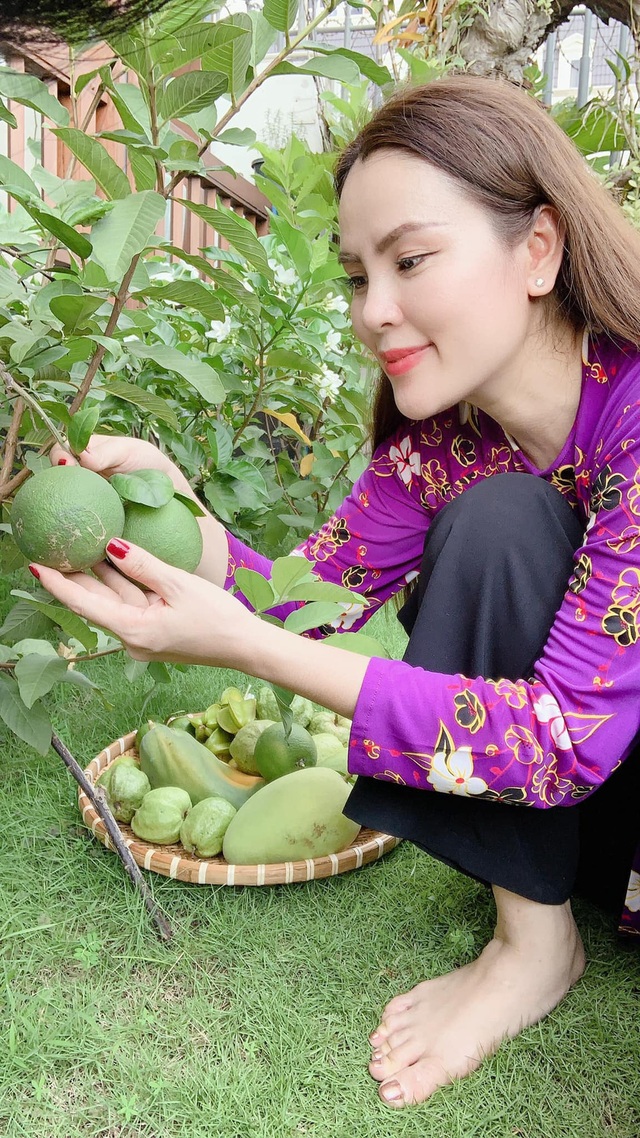 Sống trong biệt thự 280 tỷ, Hoa hậu Phương Lê vẫn miệt mài trồng rau, nuôi gà - Ảnh 4.