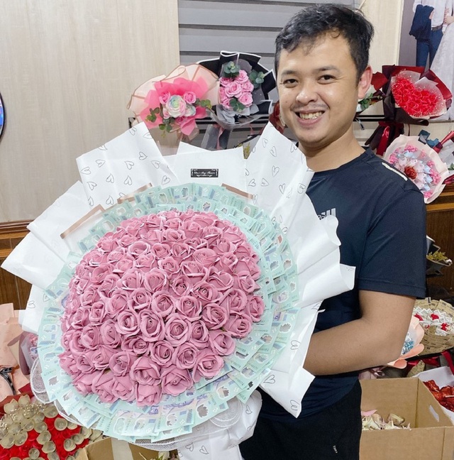 Chơi lớn, thanh niên Nghệ An tặng mẹ bó hoa kết từ 100 triệu đồng làm quà tặng độc lạ ngày 8/3 - Ảnh 4.