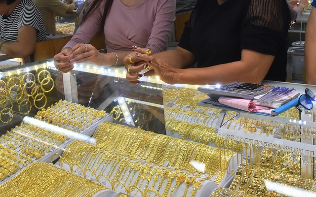 Giá vàng trong nước tăng dựng đứng, vượt mốc 69 triệu đồng/lượng