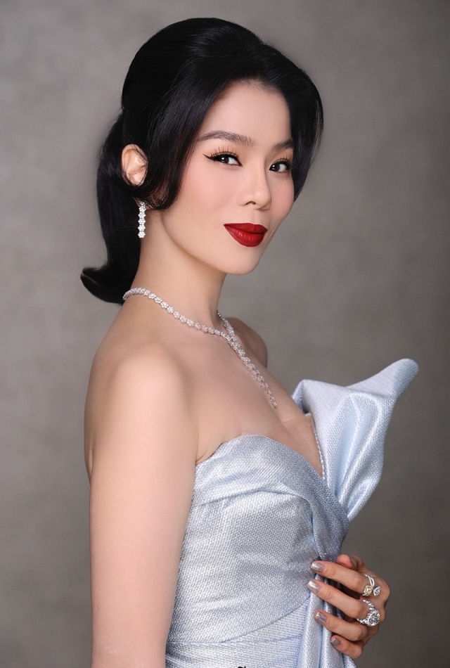 Chân dung nữ ca sĩ lần đầu góp mặt trong BGK Miss World Việt Nam: Tuổi 40 thành công với khối tài sản khổng lồ, sở hữu biệt thự hàng chục tỷ khiến dân tình “lóa mắt” - Ảnh 2.