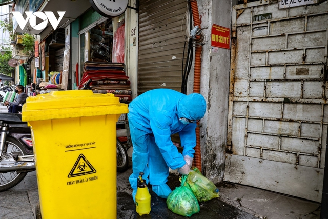 Theo chân công nhân môi trường thu gom rác thải của các F0 điều trị tại nhà - Ảnh 5.