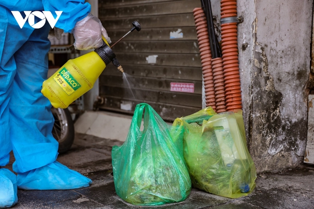 Theo chân công nhân môi trường thu gom rác thải của các F0 điều trị tại nhà - Ảnh 6.