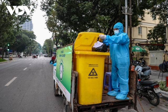 Theo chân công nhân môi trường thu gom rác thải của các F0 điều trị tại nhà - Ảnh 8.