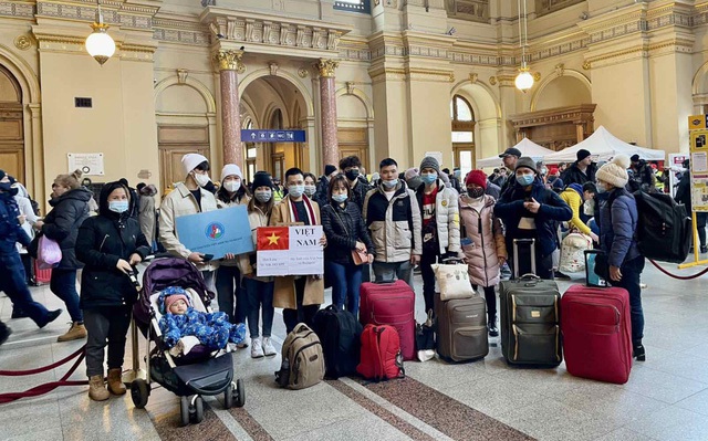 Đại sứ quán, cộng đồng tại Hungary đón, hỗ trợ bà con sơ tán từ Ukraine ngày 5/3.Ảnh: VGP