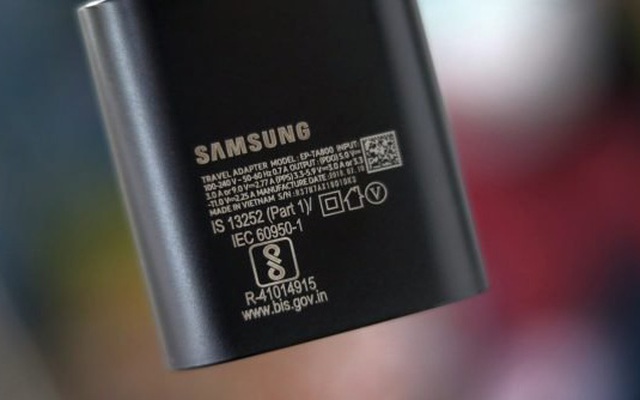 Từng cà khịa Apple, điện thoại Samsung giá rẻ tới đây có thể sẽ bán mà không kèm củ sạc, người dùng ngán ngẩm 'đã nghèo còn mắc cái eo'